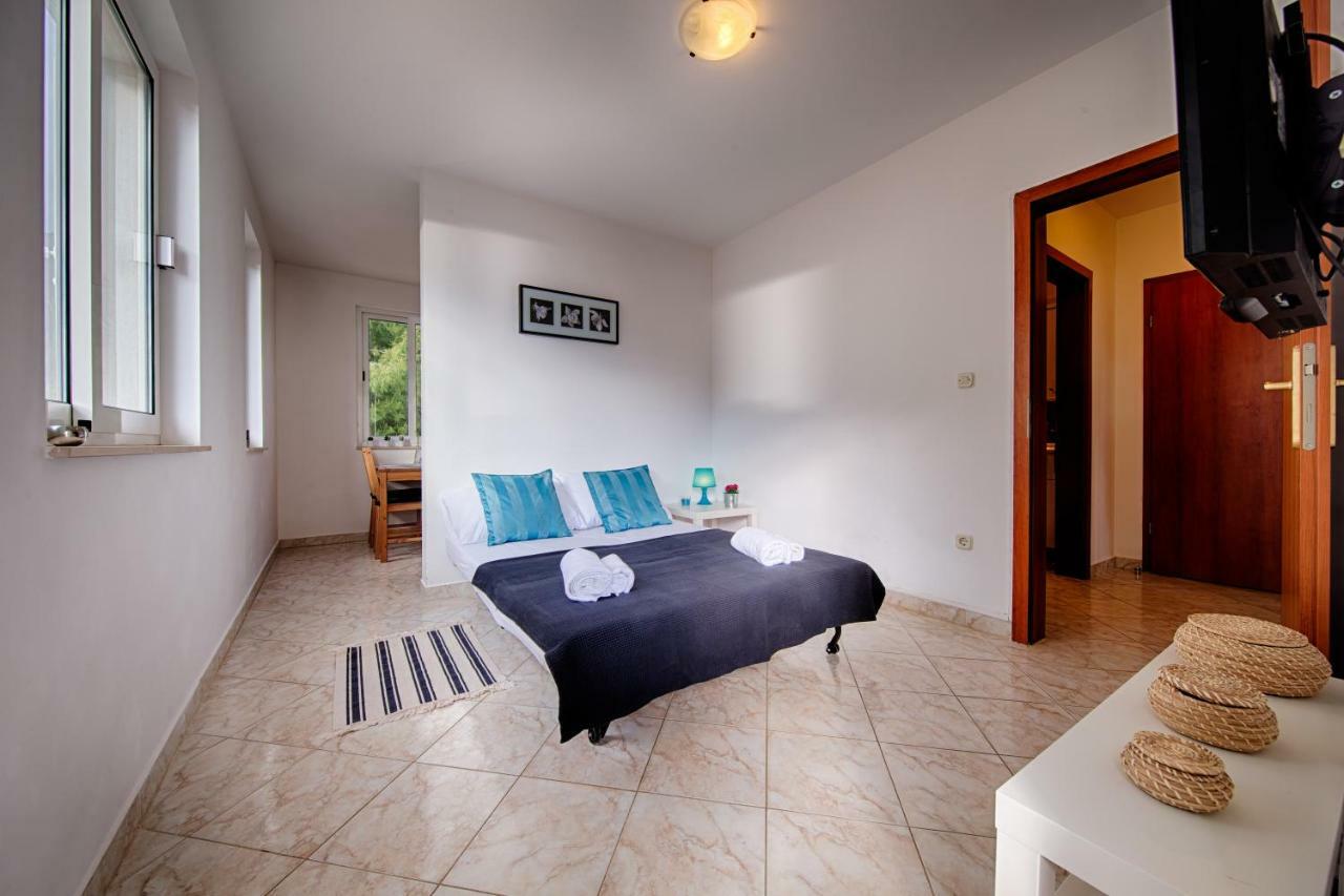 Apartments Marinkovic คอมีชา ภายนอก รูปภาพ