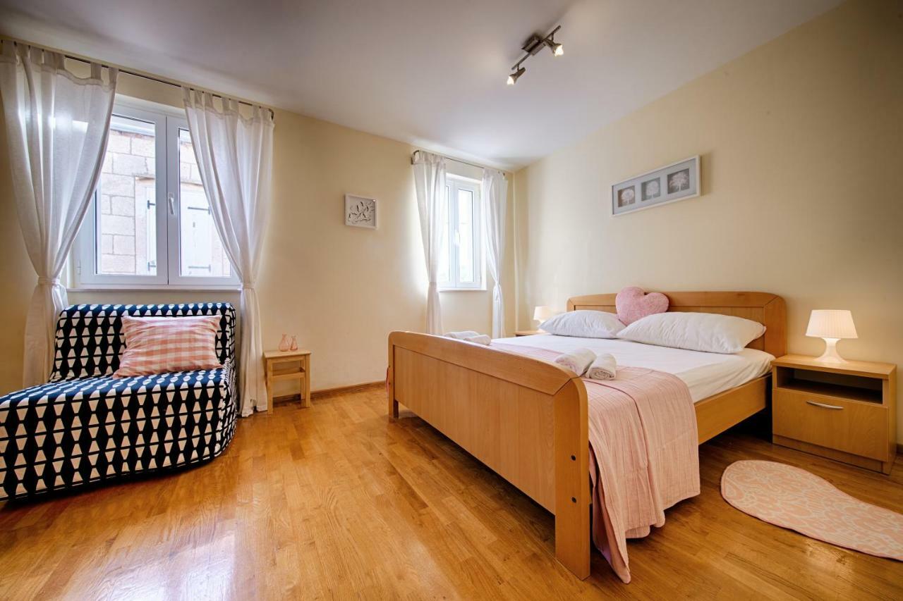 Apartments Marinkovic คอมีชา ภายนอก รูปภาพ