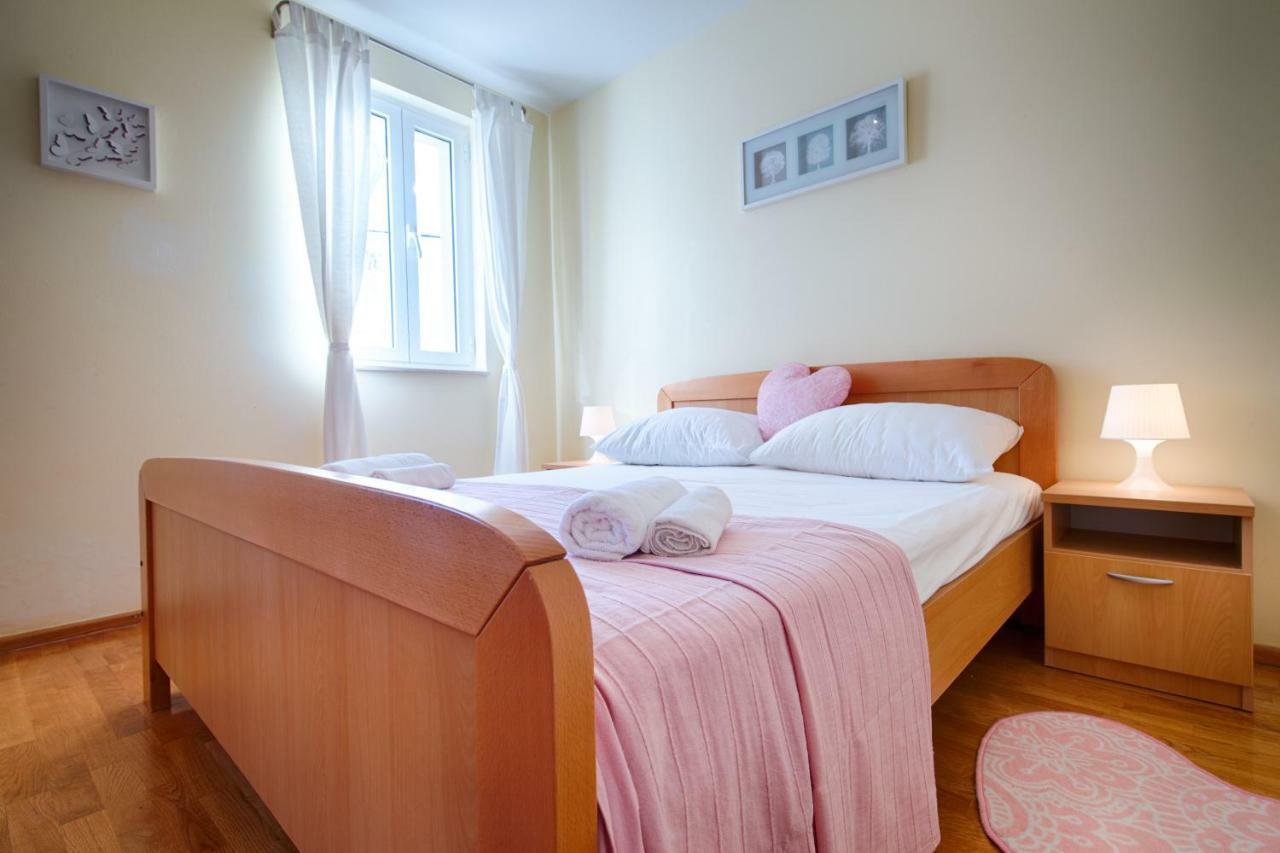 Apartments Marinkovic คอมีชา ภายนอก รูปภาพ