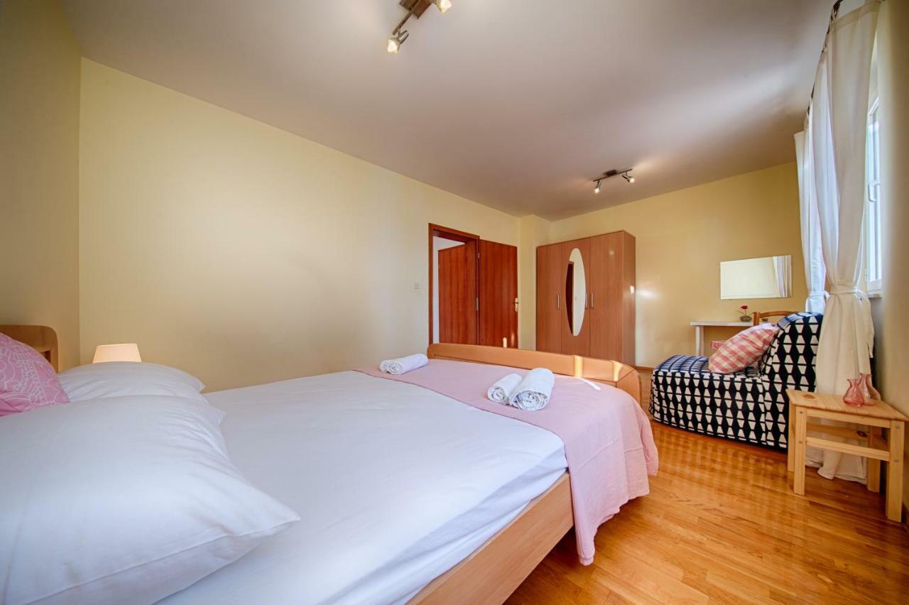 Apartments Marinkovic คอมีชา ภายนอก รูปภาพ