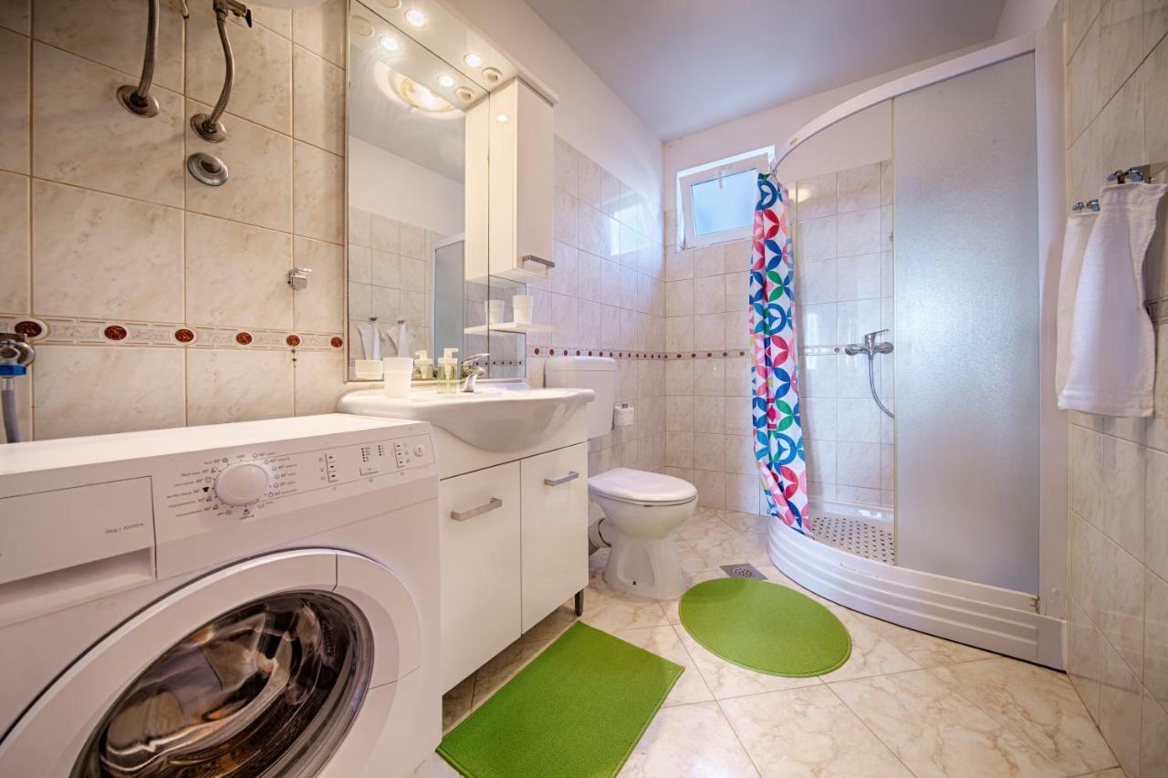 Apartments Marinkovic คอมีชา ภายนอก รูปภาพ