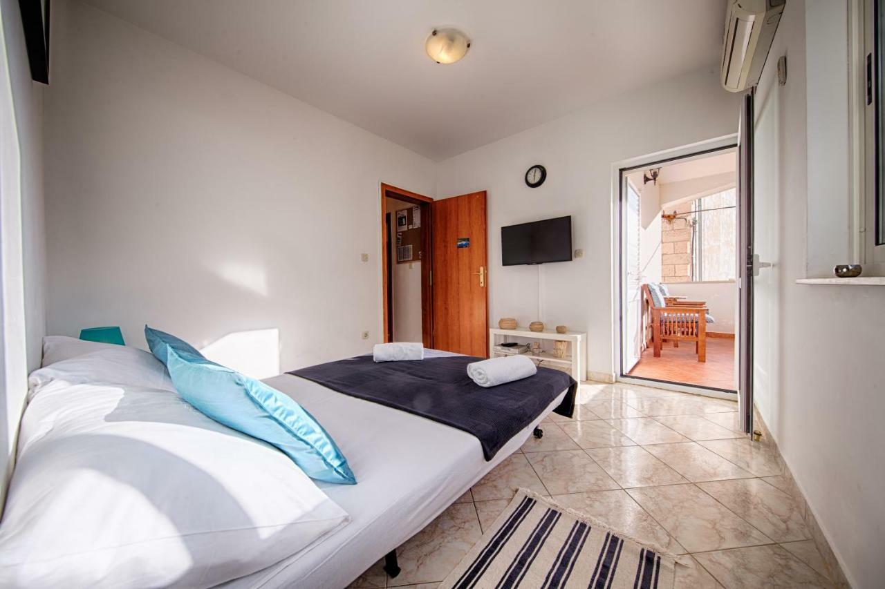 Apartments Marinkovic คอมีชา ภายนอก รูปภาพ