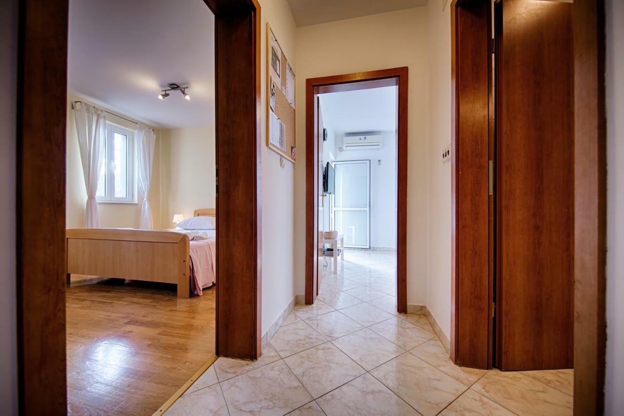 Apartments Marinkovic คอมีชา ภายนอก รูปภาพ