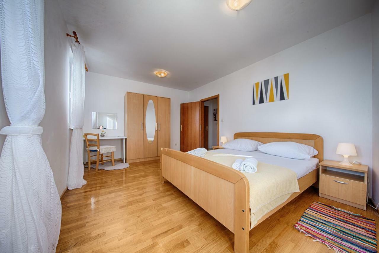 Apartments Marinkovic คอมีชา ภายนอก รูปภาพ