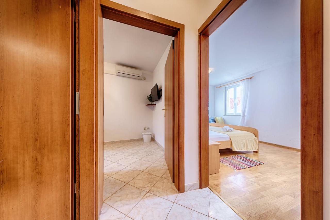 Apartments Marinkovic คอมีชา ภายนอก รูปภาพ