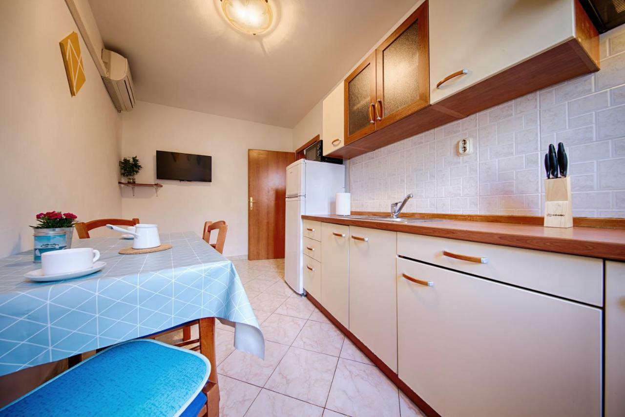 Apartments Marinkovic คอมีชา ภายนอก รูปภาพ