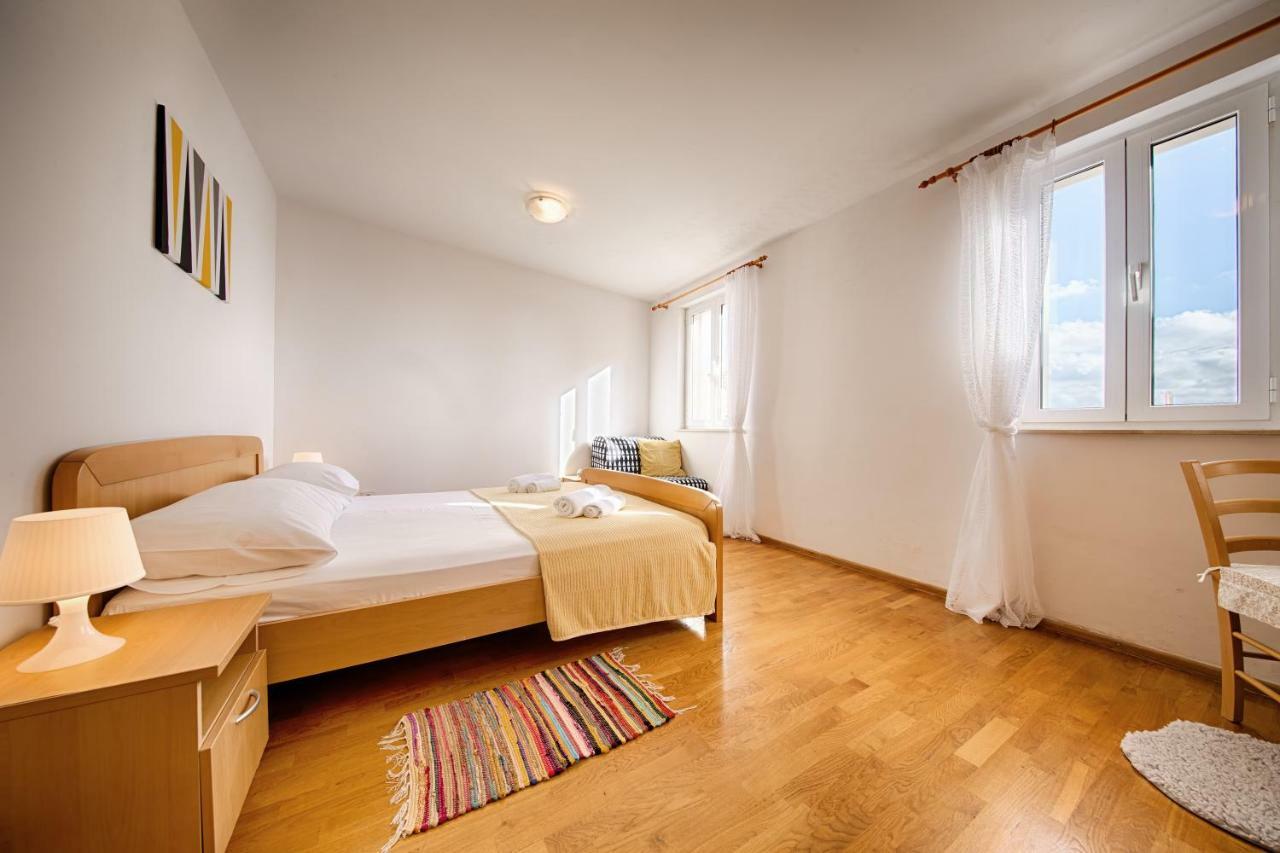 Apartments Marinkovic คอมีชา ภายนอก รูปภาพ
