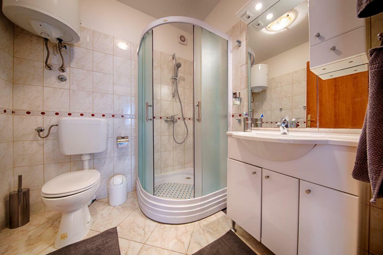 Apartments Marinkovic คอมีชา ภายนอก รูปภาพ